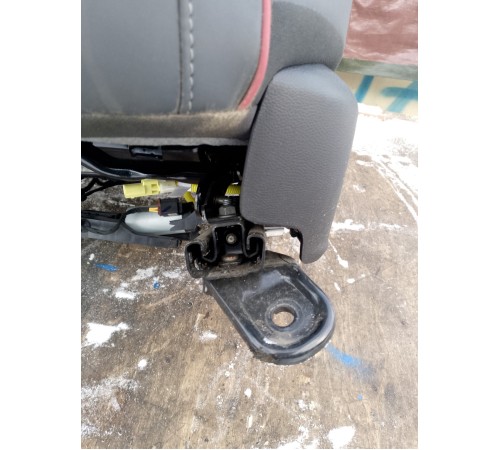 Сиденье переднее левое