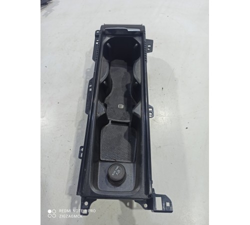 Подстаканник (вещевой ящик)