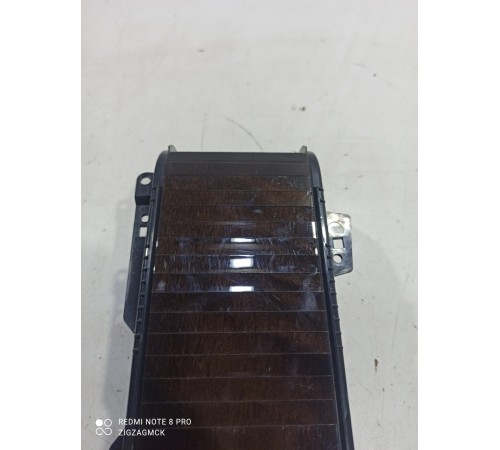 Подстаканник (вещевой ящик)