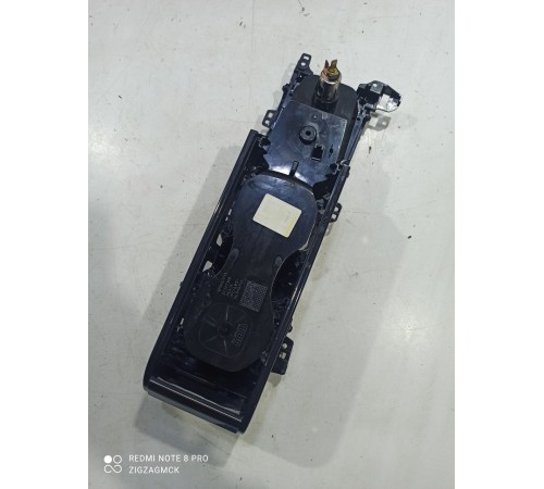 Подстаканник (вещевой ящик)