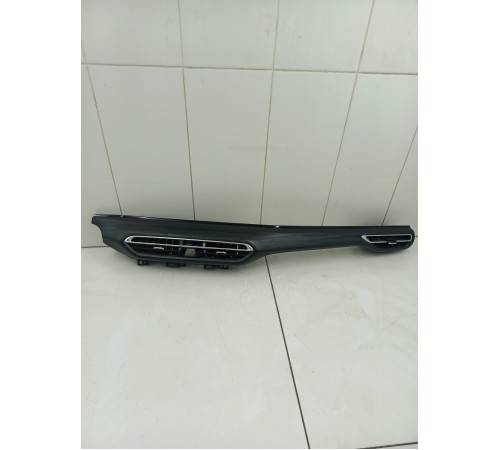 Воздушный дефлектор центральный с декоративной накладкой в сборе