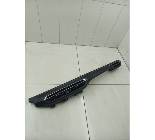 Воздушный дефлектор центральный с декоративной накладкой в сборе