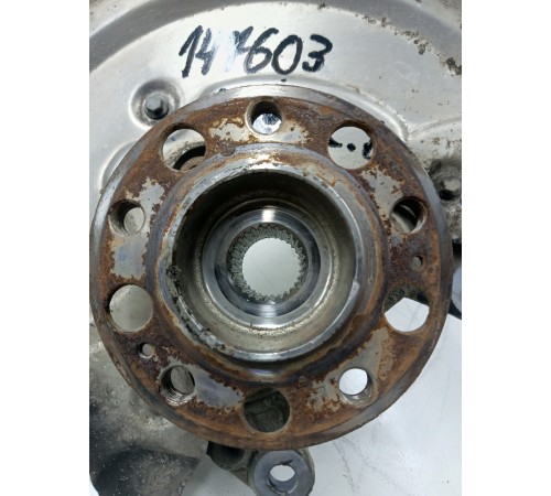 Кулак поворотный передний левый в сборе