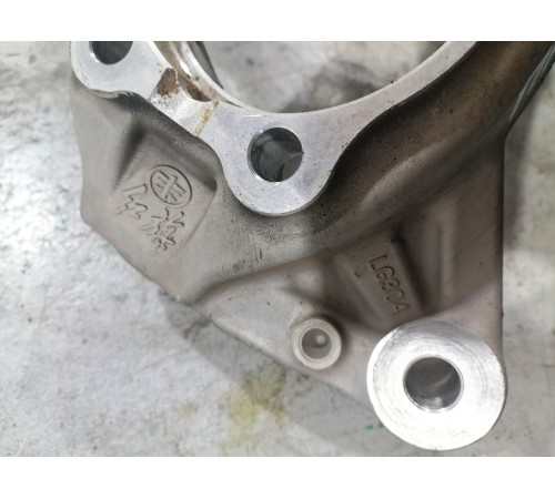 Кулак поворотный передний правый