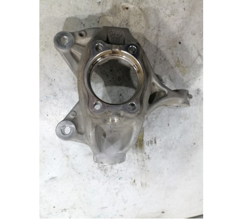 Кулак поворотный передний правый