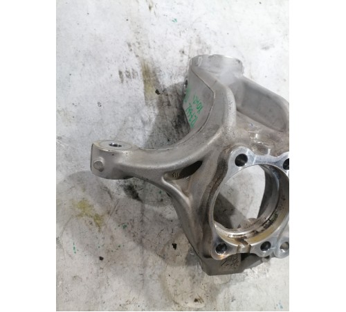 Кулак поворотный передний правый