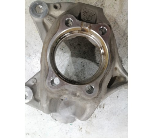 Кулак поворотный передний правый