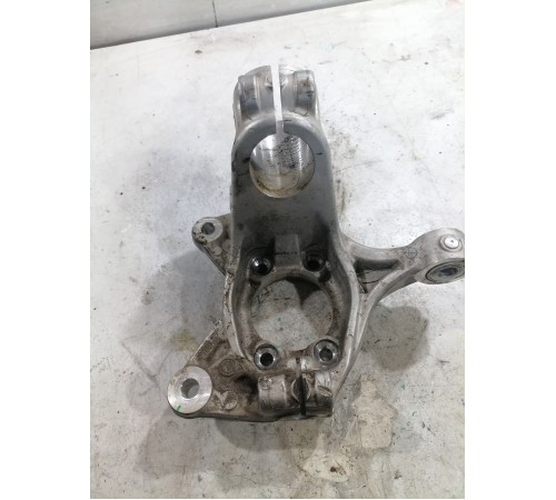 Кулак поворотный передний правый