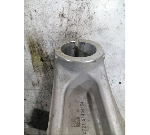 Кулак поворотный передний правый