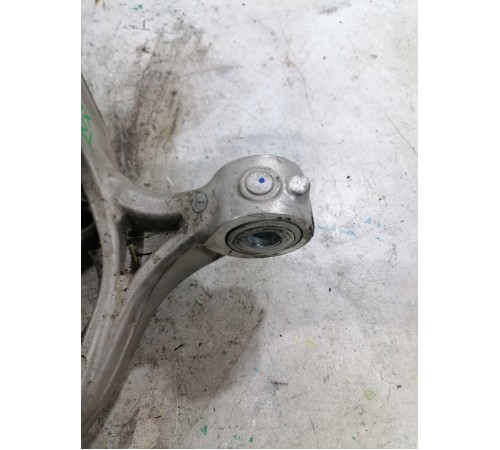 Кулак поворотный передний правый