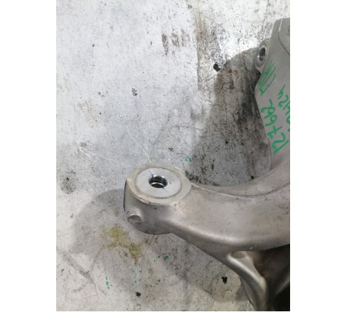 Кулак поворотный передний правый