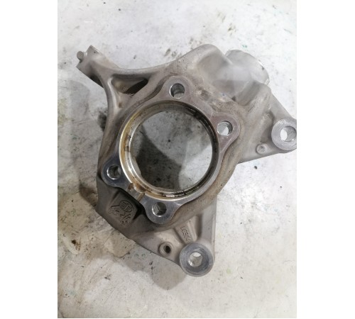 Кулак поворотный передний правый