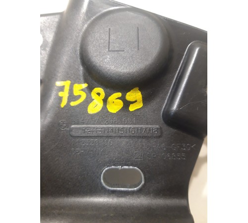 Кронштейн полки багажника левый