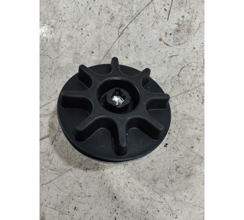 Крепление болт запасного колеса