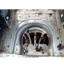 Ниша багажника запасного колеса