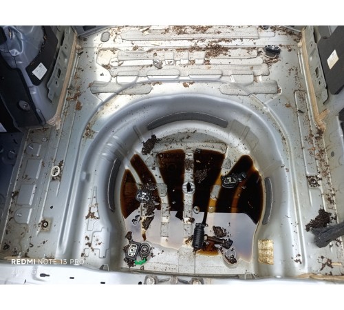 Ниша багажника запасного колеса