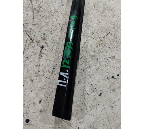 Уплотнитель стекла передний левый внешний