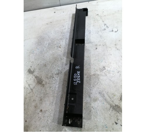 Пластиковая накладка в багажник правая