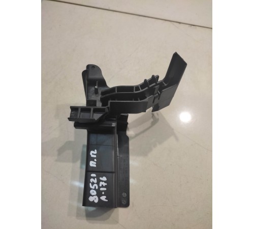 Кронштейн замка двери(передний правый)