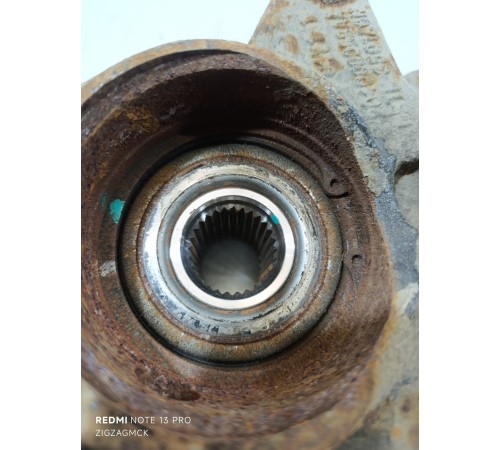 Кулак поворотный передний левый