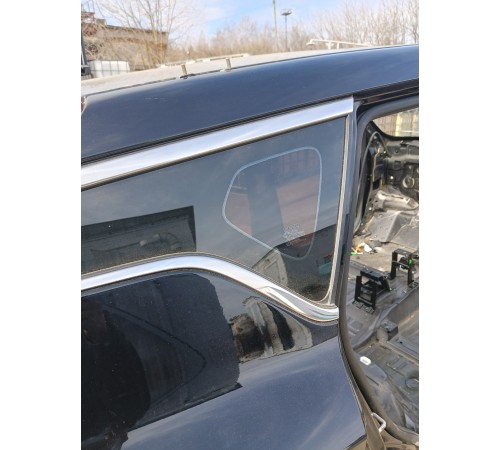 Глухое стекло заднее правое