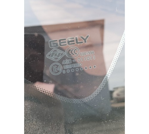 Глухое стекло заднее правое