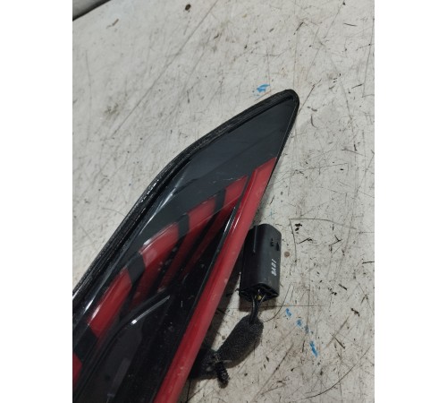 Фонарь крышки багажника правый внутренний