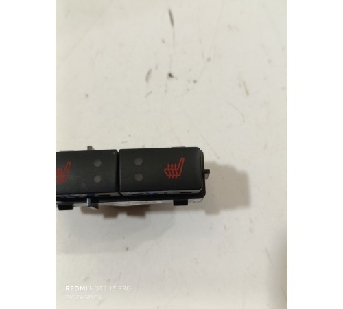 Кнопки подогрева заднего ряда сидений