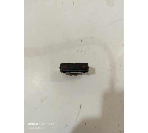 Кнопки подогрева заднего ряда сидений