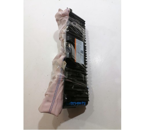 Подушка безопасности водителя коленная