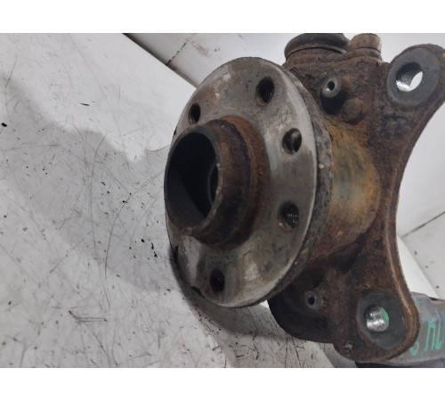 Кулак поворотный передний левый