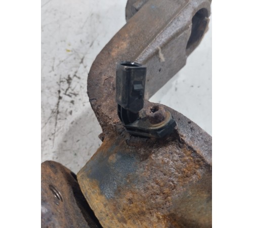 Кулак поворотный передний левый