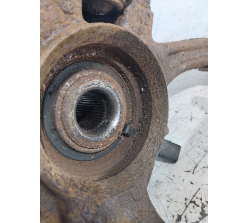 Кулак поворотный передний левый