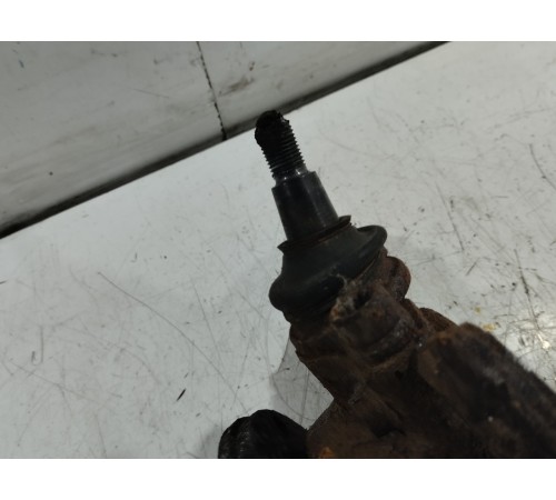 Кулак поворотный передний левый