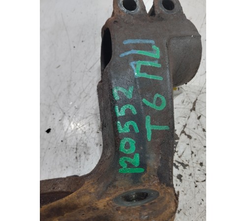 Кулак поворотный передний левый