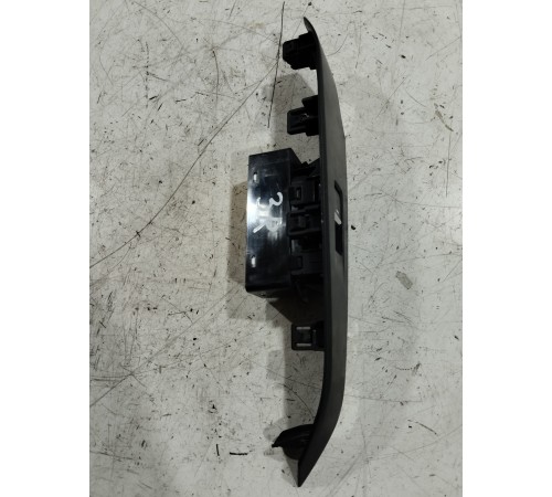 Кнопка стеклоподъёмника задняя правая