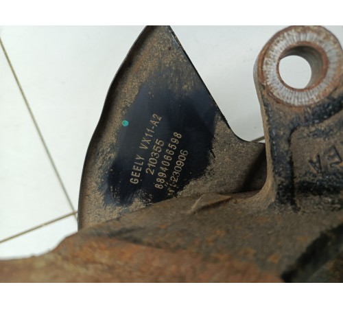 Кулак поворотный передний левый