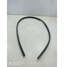 Уплотнитель капота левый