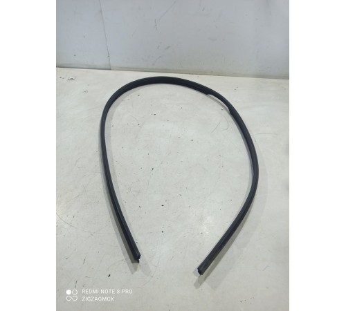 Уплотнитель капота левый