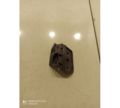 Крепление накладки торпедо(левое)