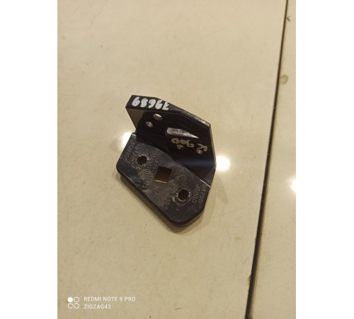 Крепление накладки торпедо(левое)