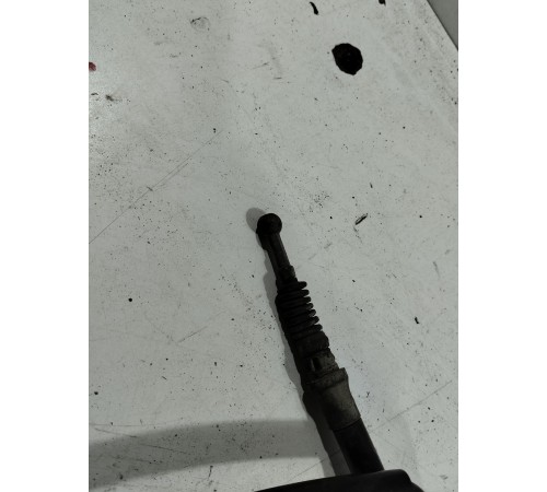 Трос стояночного тормоза правый