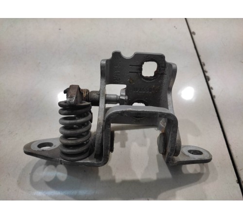 Петля двери (передняя, правая, нижняя)