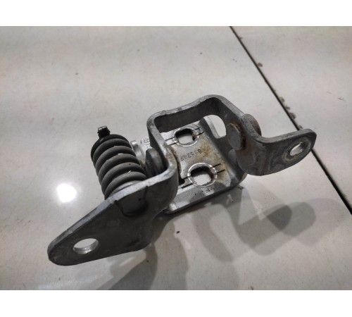 Петля двери (передняя, правая, нижняя)