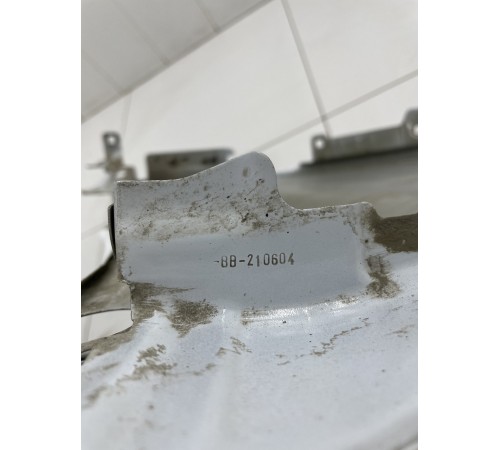 Крыло переднее правое