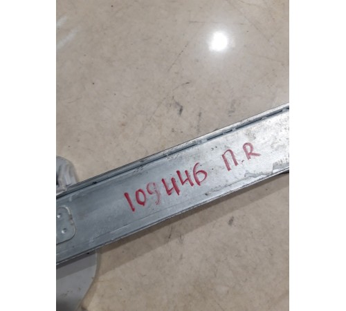 Стеклоподъемник (передний правый)