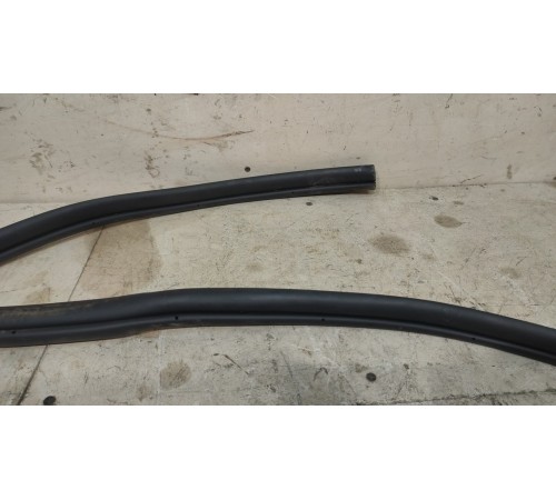 Уплотнитель двери задней правой