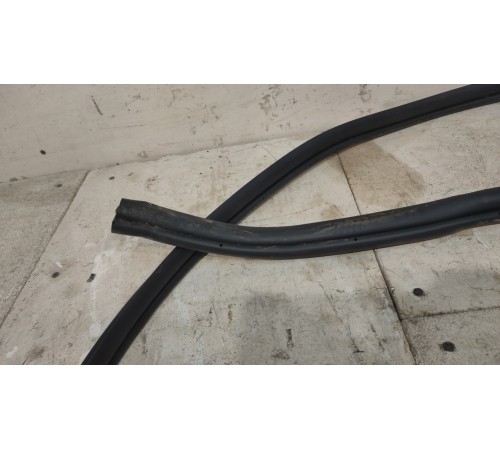 Уплотнитель двери задней правой