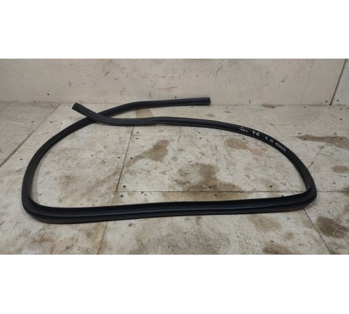 Уплотнитель двери задней правой