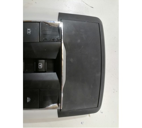 Плафон внутреннего освещения салона передний